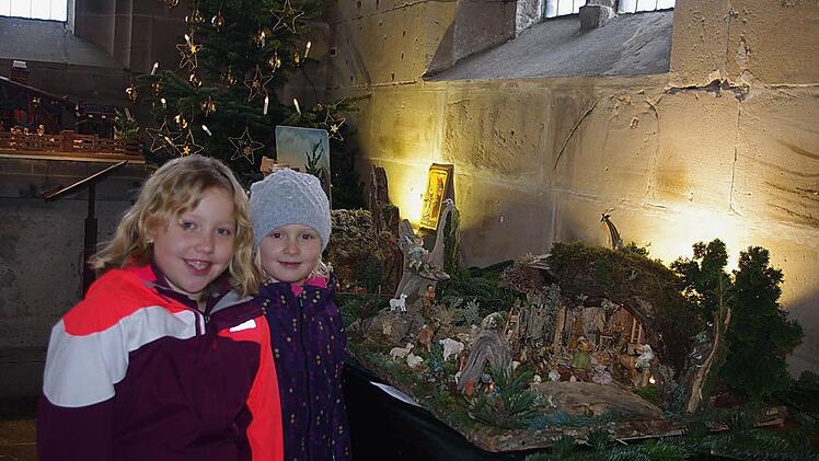 Hannah (links) und Katharina betrachten die Krippe von Siegfried Schneider. Foto: Heike Schülein