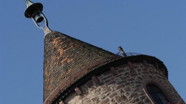 Diese Aufnahme ist einerseits völlig übertrieben. Zumindest in der Tendenz gibt sie andererseits aber wieder, was die Stadt bei den Vorbereitungen für die Kanalsanierung in der Altstadt festgestellt hat: Der Feuerturm neigt sich nach Südosten, wenn auch nur 20 Zentimeter. Archiv Siegfried Farkas