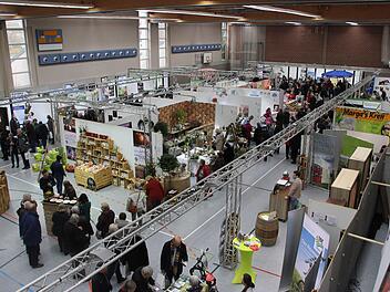 Schon kurz nach der Eröffnung füllte sich die Mehrzweckhalle am Tuchanger in Zeil: Die Direktvermarktermesse Kulinea kommt offenbar an beim Publikum. Fotos: Andreas Lösch