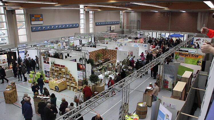 Schon kurz nach der Eröffnung füllte sich die Mehrzweckhalle am Tuchanger in Zeil: Die Direktvermarktermesse Kulinea kommt offenbar an beim Publikum. Fotos: Andreas Lösch