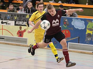 Der TSV Gräfenberg (gelbe Trikots) durfte als Ausrichter wieder gegen die Großen ran - wie hier gegen den Landesligisten TSV Nürnberg-Buch. Fotos: Uwe Kellner/anpfiff.info