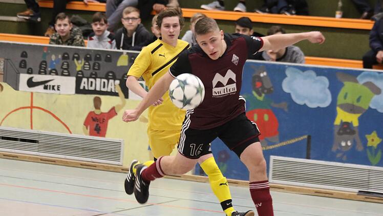 Der TSV Gräfenberg (gelbe Trikots) durfte als Ausrichter wieder gegen die Großen ran - wie hier gegen den Landesligisten TSV Nürnberg-Buch. Fotos: Uwe Kellner/anpfiff.info