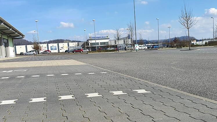 Leere vor den Kleider-, Schuh- und Deko-Läden. Volle Parkplätze vor den Lebensmittelmärkten.