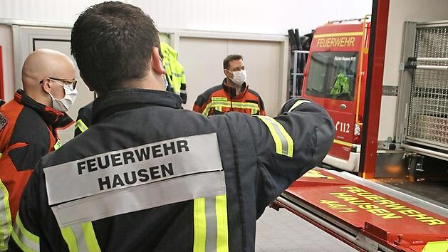 Wenn sich die Feuerwehr Hausen zu den &Uuml;bungen trifft, wird Abstand gehalten und ein Mund-Nasen-Schutz getragen. Foto: Jennifer Opel