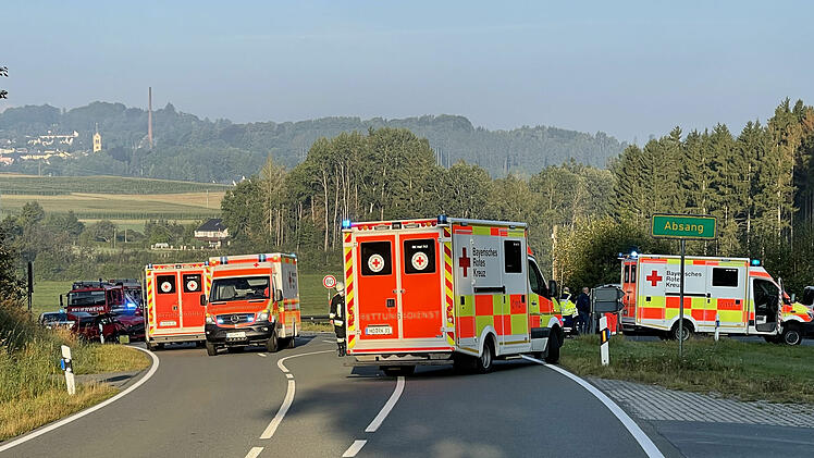 Rettungshubschrauber bei Helmbrechts im Einsatz: Auto und Kleinbus sto&szlig;en zusammen
