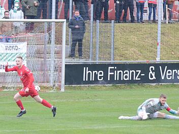 Unser Bild zeigt Aubstadts Joshua Endres, der soeben den 2:2-Ausgleich erzielt, dabei Schweinfurts Keeper Luis Zwick düpiert hat. Foto: Jürgen Schmitt