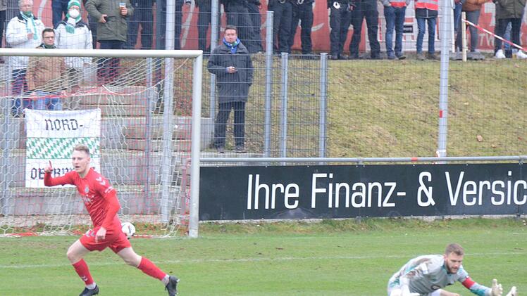 Unser Bild zeigt Aubstadts Joshua Endres, der soeben den 2:2-Ausgleich erzielt, dabei Schweinfurts Keeper Luis Zwick düpiert hat. Foto: Jürgen Schmitt