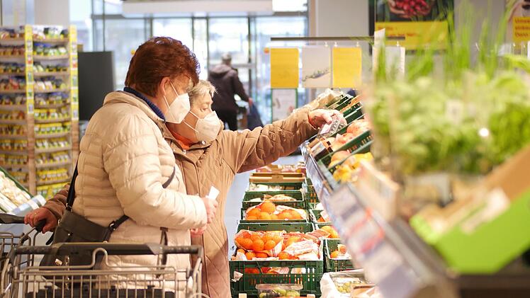 Christa (links) und Gerda kaufen zusammen ein.