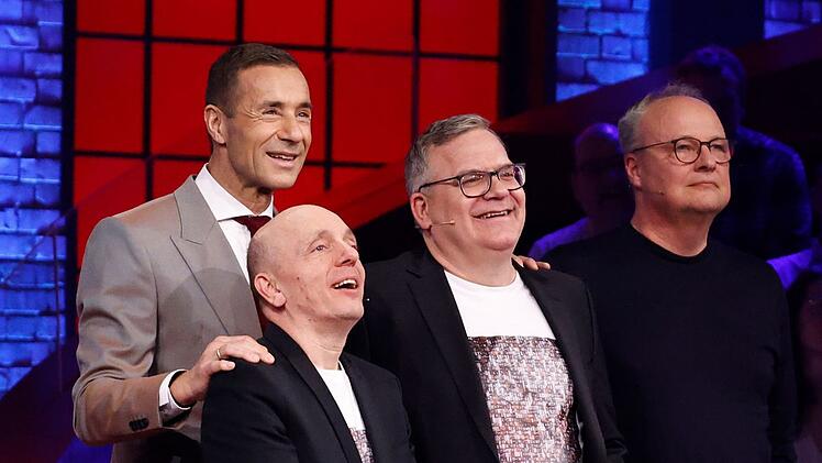 Sie blicken auf eine lange, erfolgreiche Geschichte zurück: Moderator Kai Pflaume (hinten links) mit seinen Rateteam-Kapitänen Bernhard Hoëcker (zweiter von links) und Elton (zweiter von rechts). Rechts: Oliver Welke.