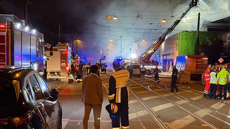 Brand-Gro&szlig;einsatz in N&uuml;rnberg: Mega-Rauchwolke zieht durch ganzes Stadtviertel