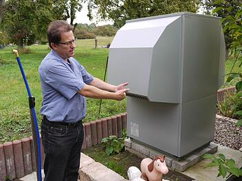 Für zusätzliche  Energie sorgt die Wärmepumpe im Garten. Fotos: Lindner