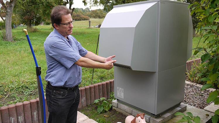 Für zusätzliche  Energie sorgt die Wärmepumpe im Garten. Fotos: Lindner