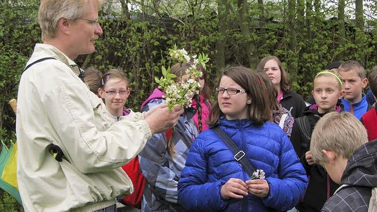 Reinhold Burger mit Fünftklässlern der Realschule Hirschaid. Der Imker unterstützt die "Schulbiene" alias Ilona Munique bei ihrer Mission.