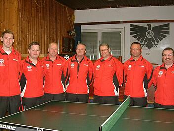 Die zweite Herrenmannschaft des DJK-SV Neufang wurde Meister in der 3. Kreisliga Ost und steigt in die 2. Kreisliga auf. Dem erfolgreichen Team gehören an: (von links) Michael Beitzinger, Mario Zwosta, Roland Rehm, Lothar Raab, Bernd Schick, Rainer Kolb und Udo Trebes.