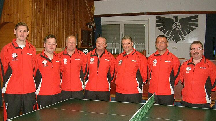 Die zweite Herrenmannschaft des DJK-SV Neufang wurde Meister in der 3. Kreisliga Ost und steigt in die 2. Kreisliga auf. Dem erfolgreichen Team gehören an: (von links) Michael Beitzinger, Mario Zwosta, Roland Rehm, Lothar Raab, Bernd Schick, Rainer Kolb und Udo Trebes.