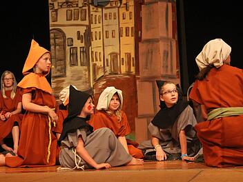 In dieser Szene ist den jungen Schauspielern das Entsetzen ins Gesicht geschrieben: Die Pest ist ausgebrochen in der Stadt. Fotos: Norbert Pataky