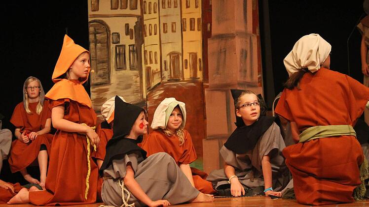 In dieser Szene ist den jungen Schauspielern das Entsetzen ins Gesicht geschrieben: Die Pest ist ausgebrochen in der Stadt. Fotos: Norbert Pataky