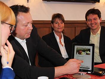 Mario Frühling erläutert die App zusammen mit Simone Tanz und Viktor Naumann.