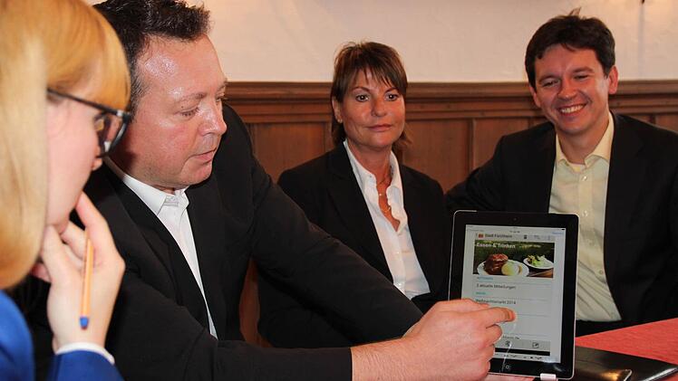 Mario Frühling erläutert die App zusammen mit Simone Tanz und Viktor Naumann.
