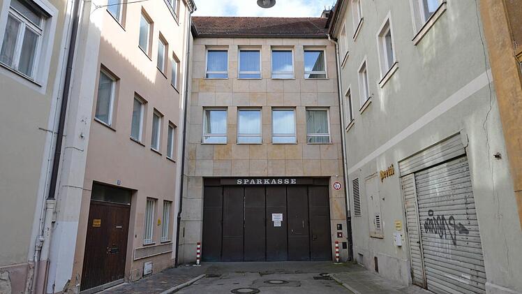 Die Zufahrt zur früheren Parkgarage. Links die Häuser Hellerstraße.