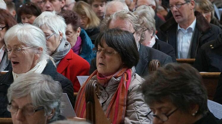 Uta Voll (Mitte) vom Chor St. Kilian Haßfurt war eine von rund 350 Sängern und Sängerinnen, die viel Freude beim Regionalkirchenmusiktag in der Ritterkapelle Haßfurt hatten. Foto: Ulrike Langer