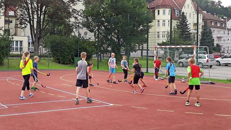Auch Hockey gehörte zum umfangreichen Programm der Freizeit. Foto: Astrid Hess