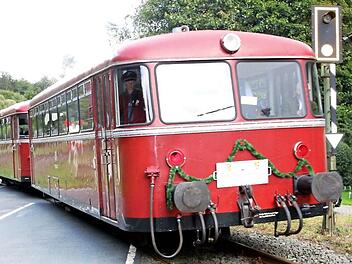 Seit zehn Jahren ist der historische Schienenbus als Museumsbahn zwischen Nordhalben und Steinwiesen auf den Schienen.  Fotos: Michael Wunder