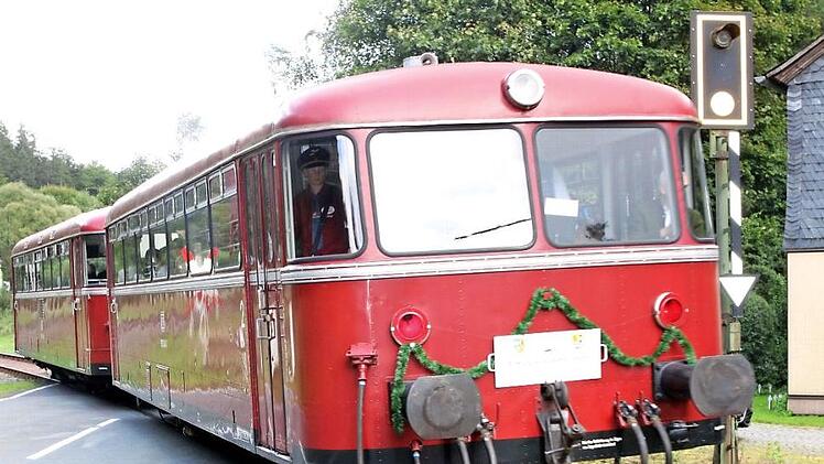 Seit zehn Jahren ist der historische Schienenbus als Museumsbahn zwischen Nordhalben und Steinwiesen auf den Schienen.  Fotos: Michael Wunder