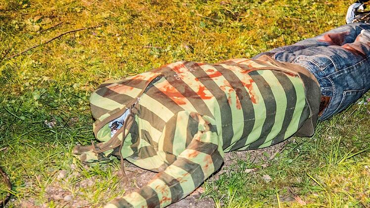Diese Puppe ohne Kopf hat am Montagabend Polizisten im Remstal in Baden-W&uuml;rttemberg schon an das Schlimmste denken lassen - und einen Gro&szlig;einsatz ausgel&ouml;st. Foto: Kohls/ Sueddeutsche Mediengesellschaft/dpa