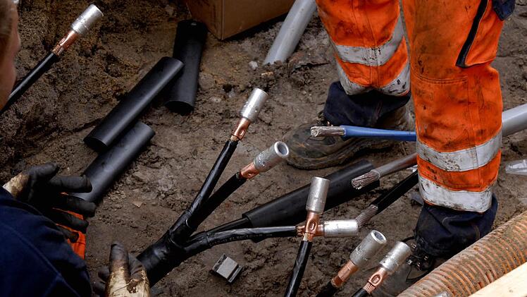 Bei Erdarbeiten in Bamberg wurden Kabel gekappt - und schon war in zahlreichen Haushalten der Strom weg. Foto:   imago/Dean Pictures