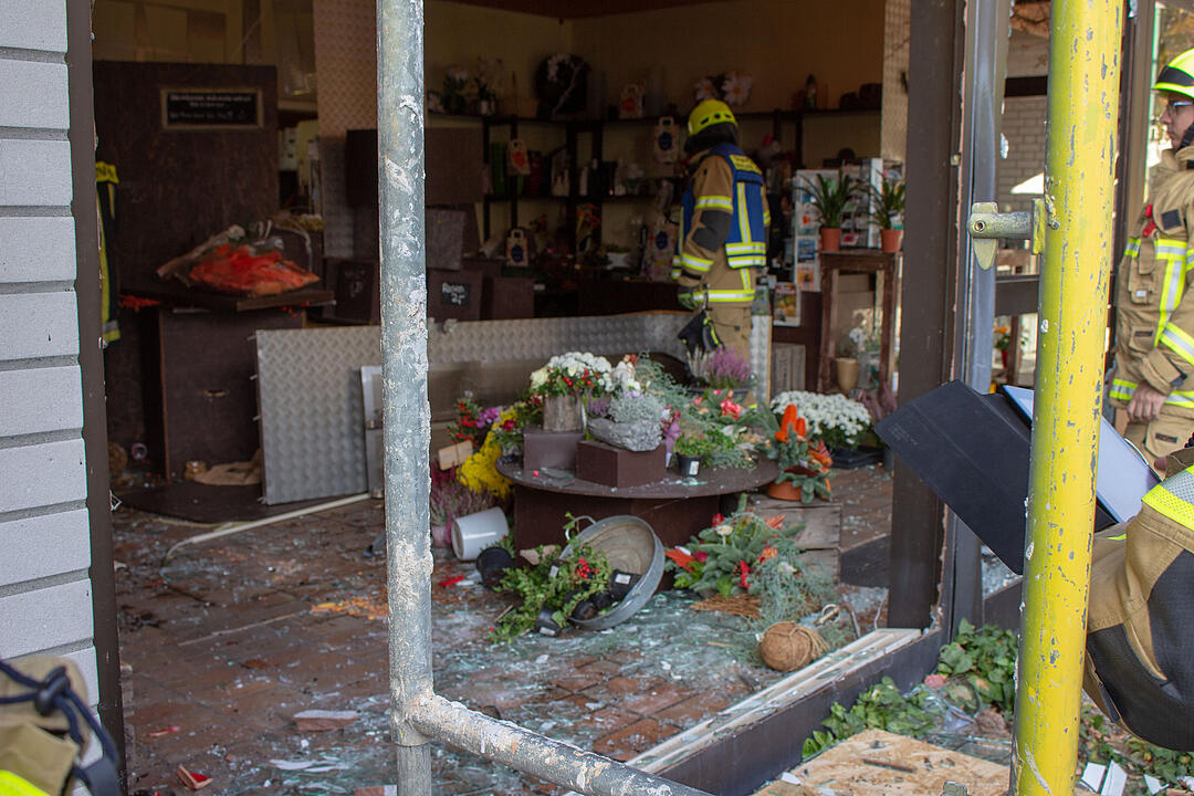 Kreis Fürth: 80-Jährige kracht mit Auto durch Schaufenster eines Blumenladens