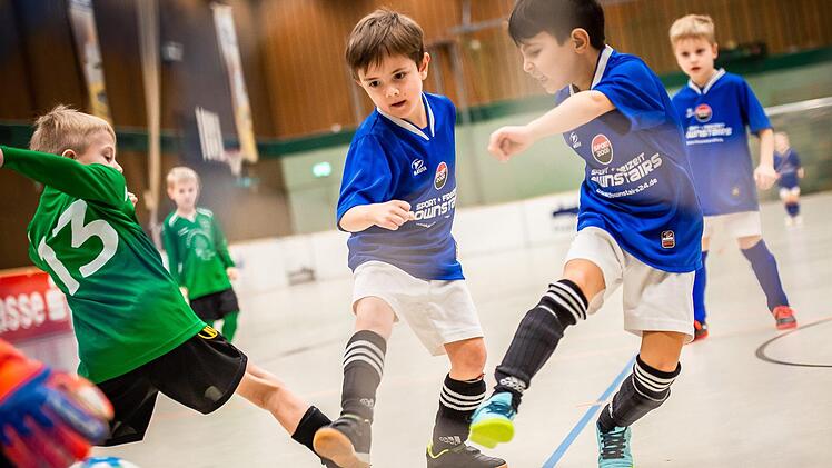 Szene aus dem Einlagespiel zwischen den G-Junioren des VfB Kulmbach (blaue Trikots) und des VfR Katschenreuth (grün). Foto: Alexander Muck