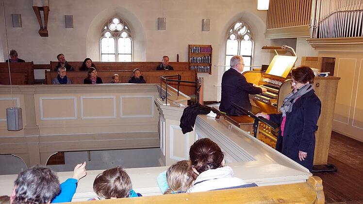 Mit "Peter und der Wolf" landeten Dekanatskantor Marius Popp an der Orgel und die Sprecherin Susanne Popp einen Volltreffer. Foto: Heike Schülein
