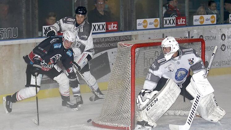 Höchste Gefahr für das Pegnitzer Tor: Haßfurts Jan Trübenekr (links, behindert vom Pegnitzer Stefan Hagen) kann sich die Scheibe noch schnappen, scheitert aber an Ice Dogs-Schlussmann Luca Feitl.  Foto: Ralf Naumann