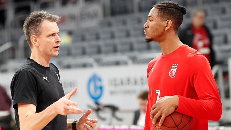 Kameron Taylor (rechts) hört aufmerksam zu, wenn Stefan Weissenböck spricht. Foto: Daniel Löb
