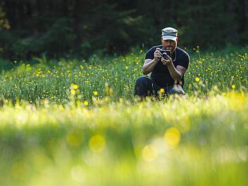 Stephan Amm in seinem Element: Schon seit seiner Jugend fotografiert der geb&uuml;rtige Kronacher leidenschaftlich - besonders gerne die Natur.