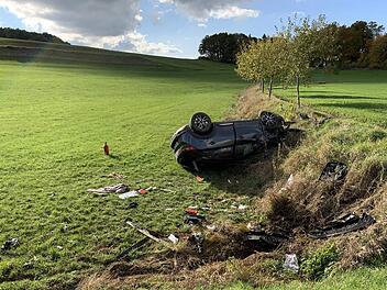 Auto landet auf Dach: Bei Hennenbach im Kreis Ansbach ist es am Samstag zu einem schweren Unfall gekommen.