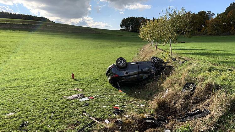 Auto landet auf Dach: Bei Hennenbach im Kreis Ansbach ist es am Samstag zu einem schweren Unfall gekommen.