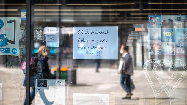 Ein dauerhafter Inzidenzwert unter 200 erm&ouml;glicht dem Handel das Prinzip "Click an Meet", L&auml;den d&uuml;rfen dann mit dem Nachweis eines negativen Corona-Tests betreten werden. Kulmbach ist gestern wieder &uuml;ber die Marke 200 gestiegen, das bedeutet, dass viele Gesch&auml;fte am Montag nicht &ouml;ffnen d&uuml;rfen.