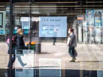 Ein dauerhafter Inzidenzwert unter 200 ermöglicht dem Handel das Prinzip "Click an Meet", Läden dürfen dann mit dem Nachweis eines negativen Corona-Tests betreten werden. Kulmbach ist gestern wieder über die Marke 200 gestiegen, das bedeutet, dass viele Geschäfte am Montag nicht öffnen dürfen.