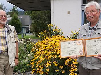 Klaus Neisser (rechts) wurde vom Vorsitzenden Günther Wischert (links)  für 40 Jahre Mitgliedschaft beim Rhönklub Zweigverein Bad Brückenau  geehrt. Foto: Marion Eckert