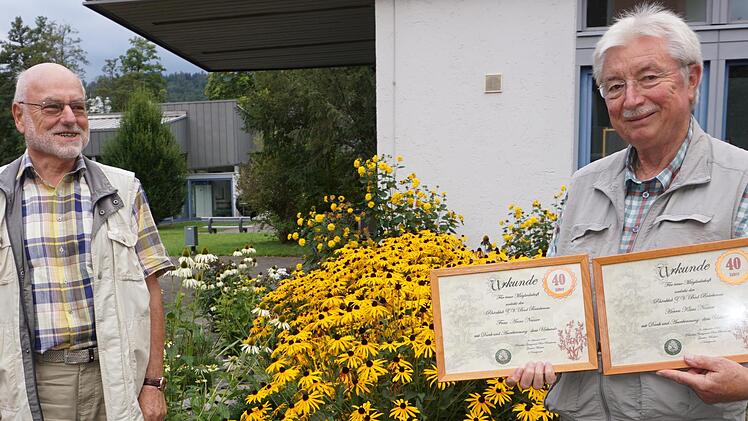 Klaus Neisser (rechts) wurde vom Vorsitzenden Günther Wischert (links)  für 40 Jahre Mitgliedschaft beim Rhönklub Zweigverein Bad Brückenau  geehrt. Foto: Marion Eckert
