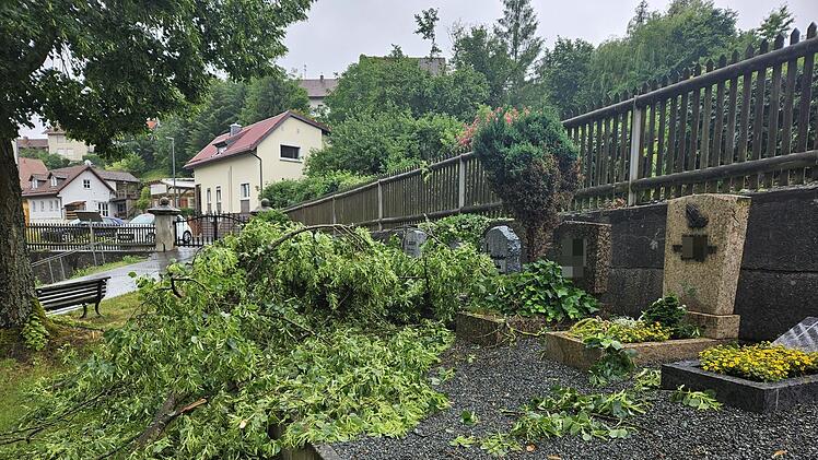 Marktrodach von Unwetter gebeutelt - verwüstete Friedhöfe, umgestürzte Bäume, geschlossenes Freibad
