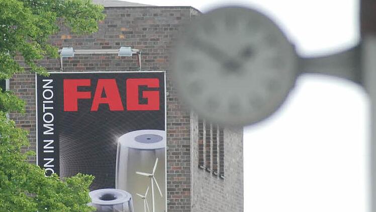 Die Uhr tickt für mindestens 576 Mitarbeiter bei FAG. Fotos: Günter Flegel