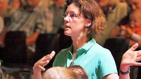Lehrerin Beate Liepold dirigiert ihre kleinen Schauspieler immer wieder mit Handbewegungen vom Publikum aus.