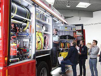 Sebastian Wagner, David Pfeufer und Maximilian Wüstenberg (von links) prüfen, ob alle verzeichneten Ausrüstungsgegenstände an Bord und wie sie erreichbar sind.  Fotos: Simone Bastian