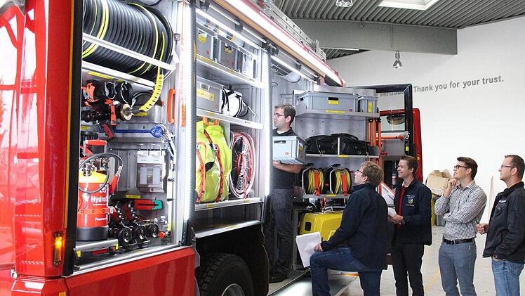 Sebastian Wagner, David Pfeufer und Maximilian Wüstenberg (von links) prüfen, ob alle verzeichneten Ausrüstungsgegenstände an Bord und wie sie erreichbar sind.  Fotos: Simone Bastian