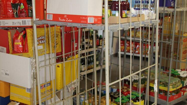 In Rollcontainern hat die LHG die Artikel angeliefert .