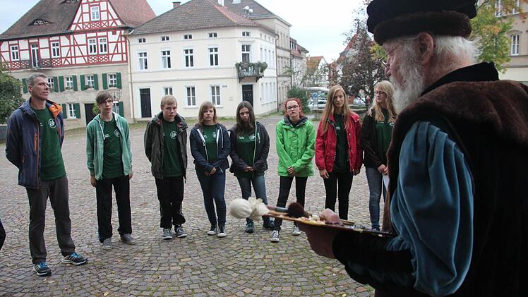 Wolfgang Eckert-Hetzel (rechts) erzählte aus dem Leben von Cranach.  Foto: Marco Meißner