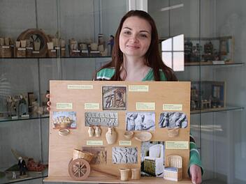 Die wissenschaftliche Mitarbeiterin des Deutschen Korbmuseums, Ariane Schmiedmann, mit einen Teil der von Feinflechter Waldemar Backert dem Korbmuseum gespendeten Miniaturen. Foto: Gerda Völk